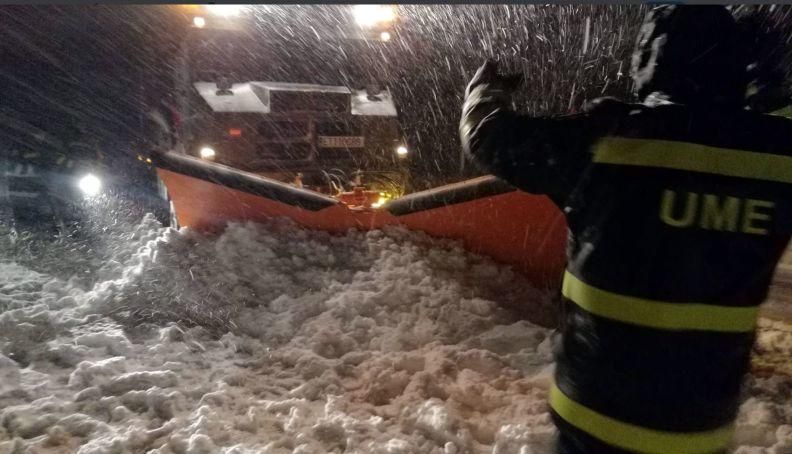 Conductores atrapados por la nieve en la AP-6