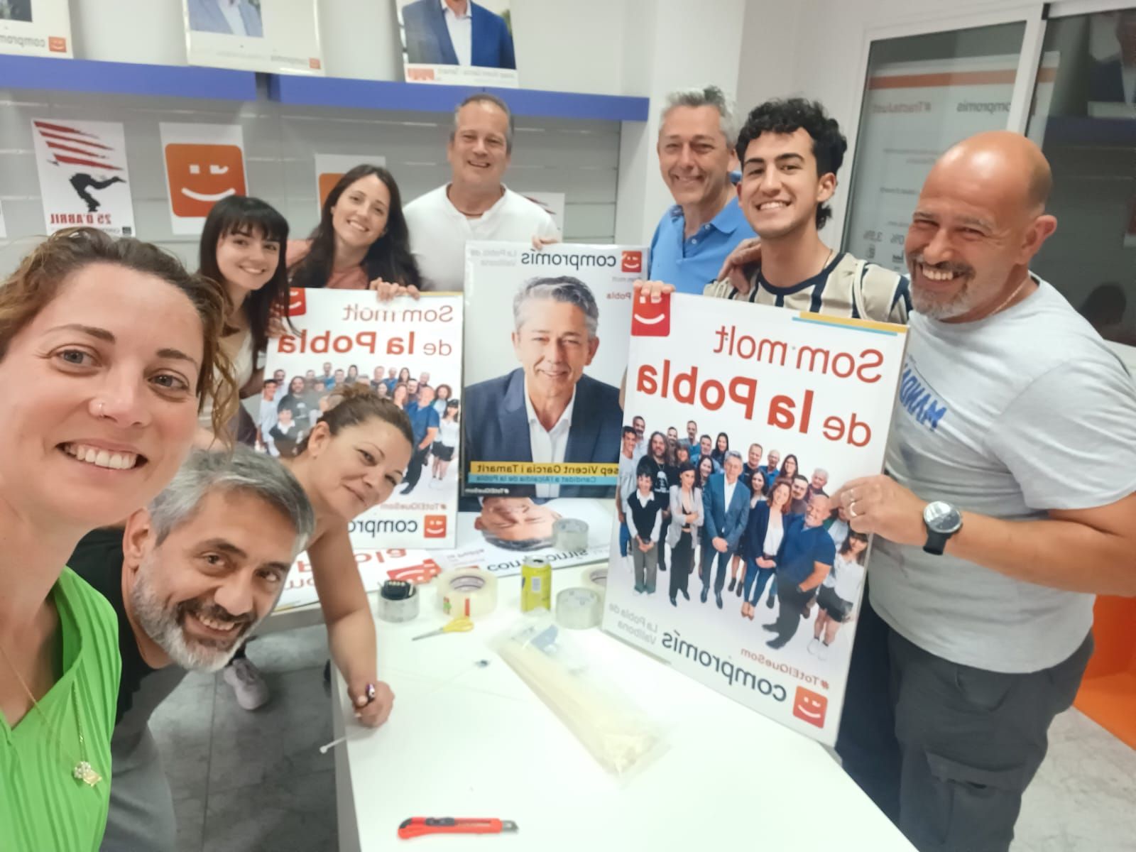 Noche de cuelga de carteles electorales en Camp de Túria