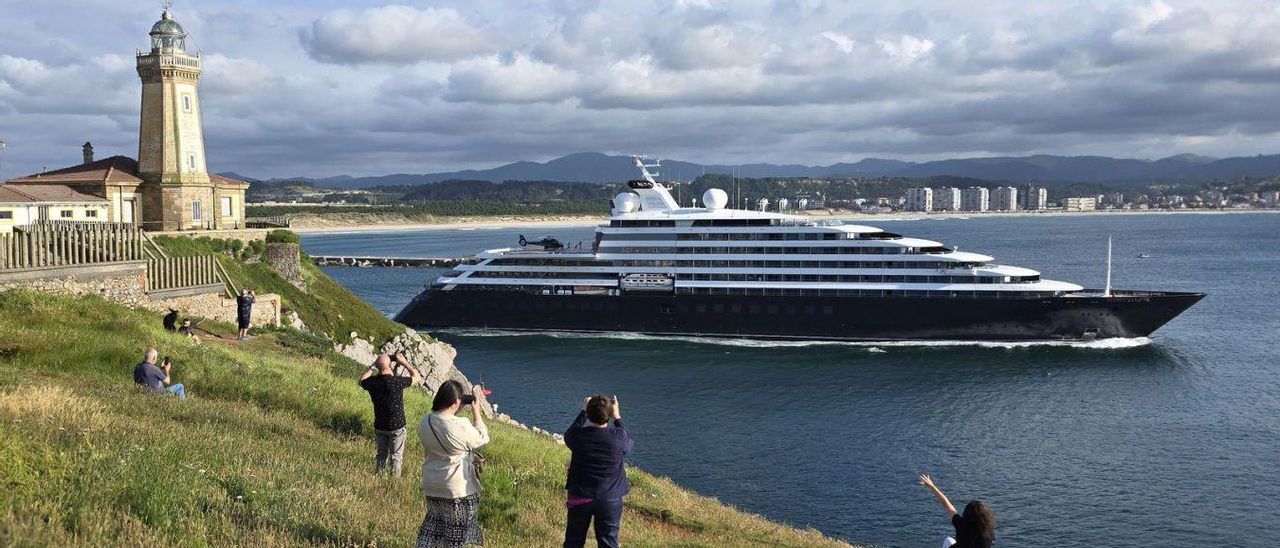 El megayate de lujo «Scenic Eclipse» avanza a la altura del faro de Avilés tras su salida del muelle del Centro Internacional Oscar Niemeyer. | FRAN MUÑIZ
