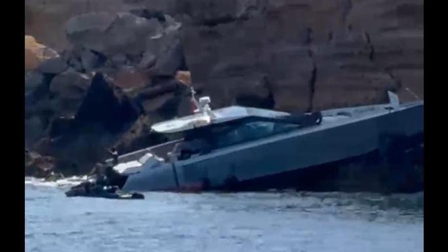 Video: un yate se ha estrellado contra las rocas en Formentera