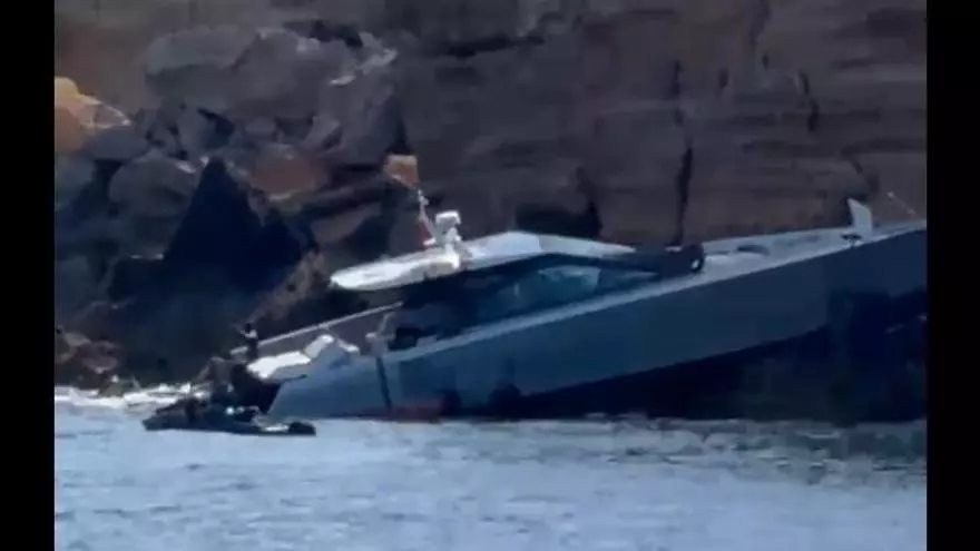 Video: un yate se ha estrellado contra las rocas en Formentera
