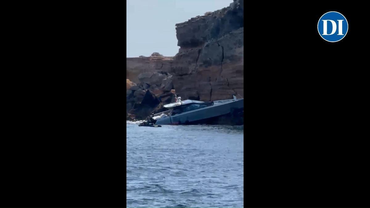 Video: un yate se ha estrellado contra las rocas en Formentera
