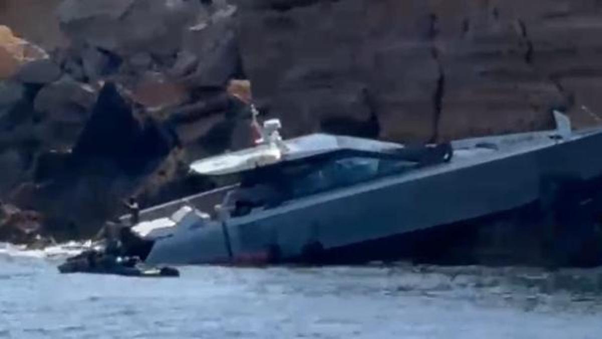 Video: un yate se ha estrellado contra las rocas en Formentera