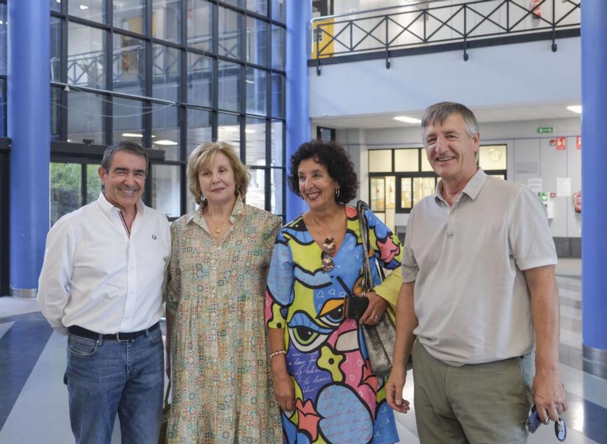 Ángel Campos (derecha), junto a más estudiantes del programa.