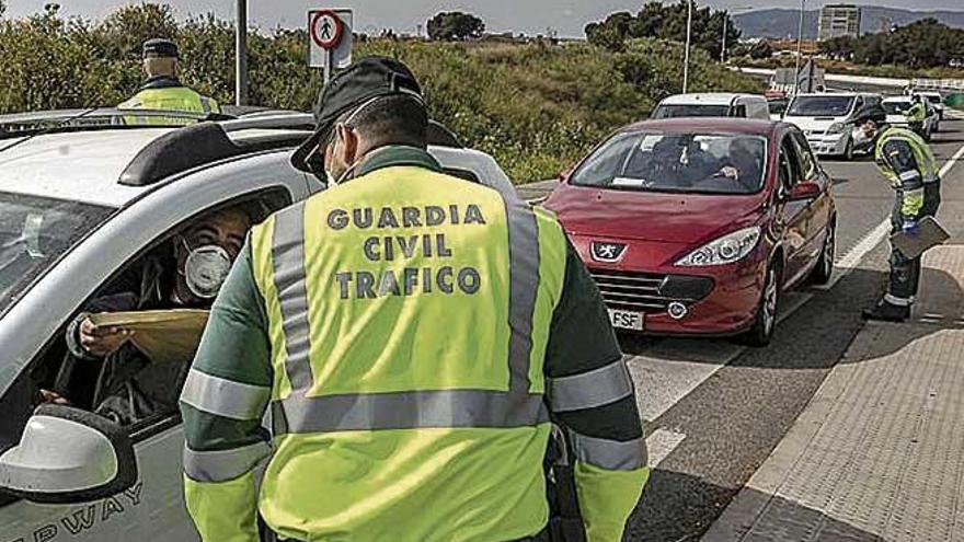 La Guardia Civil de Tráfico, durante un control de carretera.