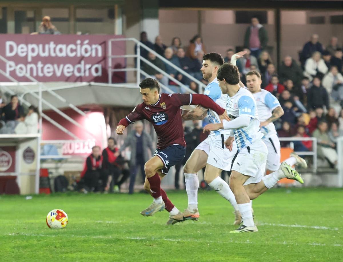 Alberto Gil rebasa a un rival.