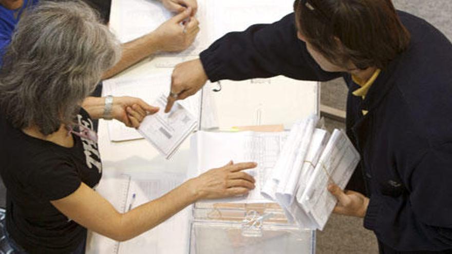 Una persona deposita su voto en unas elecciones.