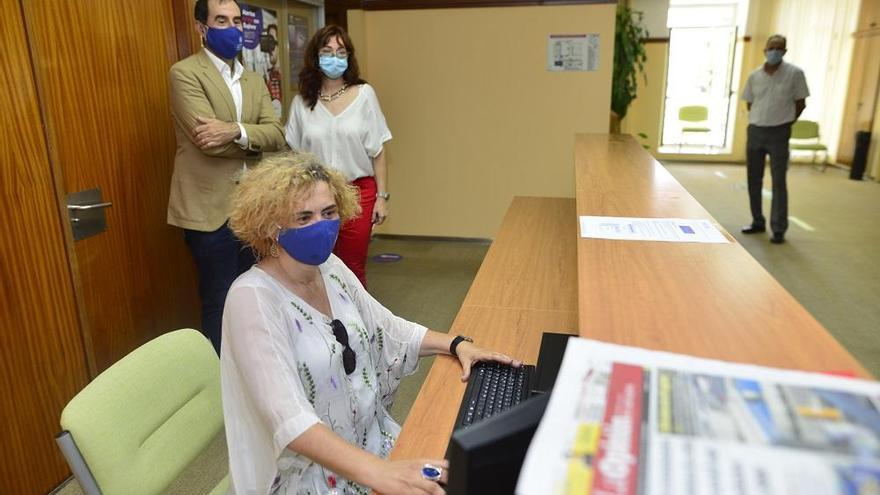 La candidata a rectora, Beatriz Miguel, ejerce su derecho al voto.