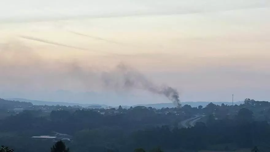 Columna de humo visible desde kilómetros de distancia tras el incendio de un coche en Cambre