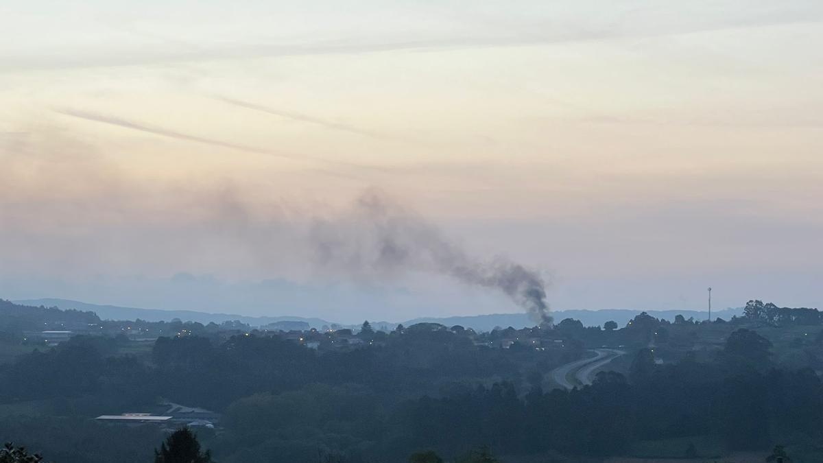 Columna de humo visible desde kilómetros de distancia tras el incendio de un coche en Cambre