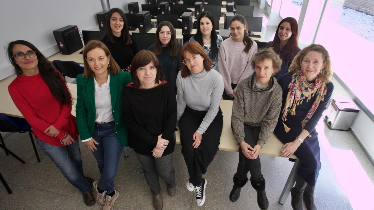 Ortín (primera por la izquierda) junto a una decena de trabajadoras de la facultad de Informática.