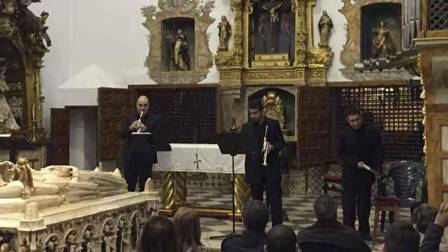 Los tres músicos que deleitaron al público toresano.