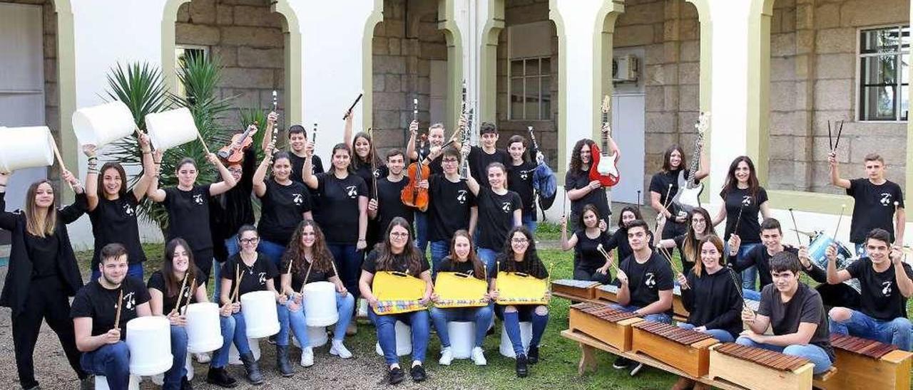 Los músicos de la Rockestra Proval con su directora, Paula Carreras, en el claustro del centro. // Marta G. Brea