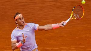 MADRID, 25/04/2024.- El tenista español Rafael Nadal devuelve la bola al estadounidense Darwin Blanch en el partido de este jueves del Mutua Madrid Open disputado en la Caja Mágica. EFE/Chema Moya