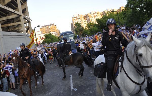 Apoteósica llegada del Real Zaragoza al Ciudad de Valencia.