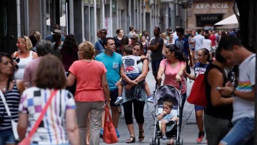 Turistes passejant pel Barri Vell de Girona, en una imatge d&#039;arxiu.