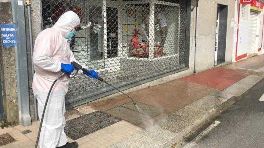 Voluntarios de Protección Civil llevan a cabo tareas de desinfección en Moraña. //  FdV