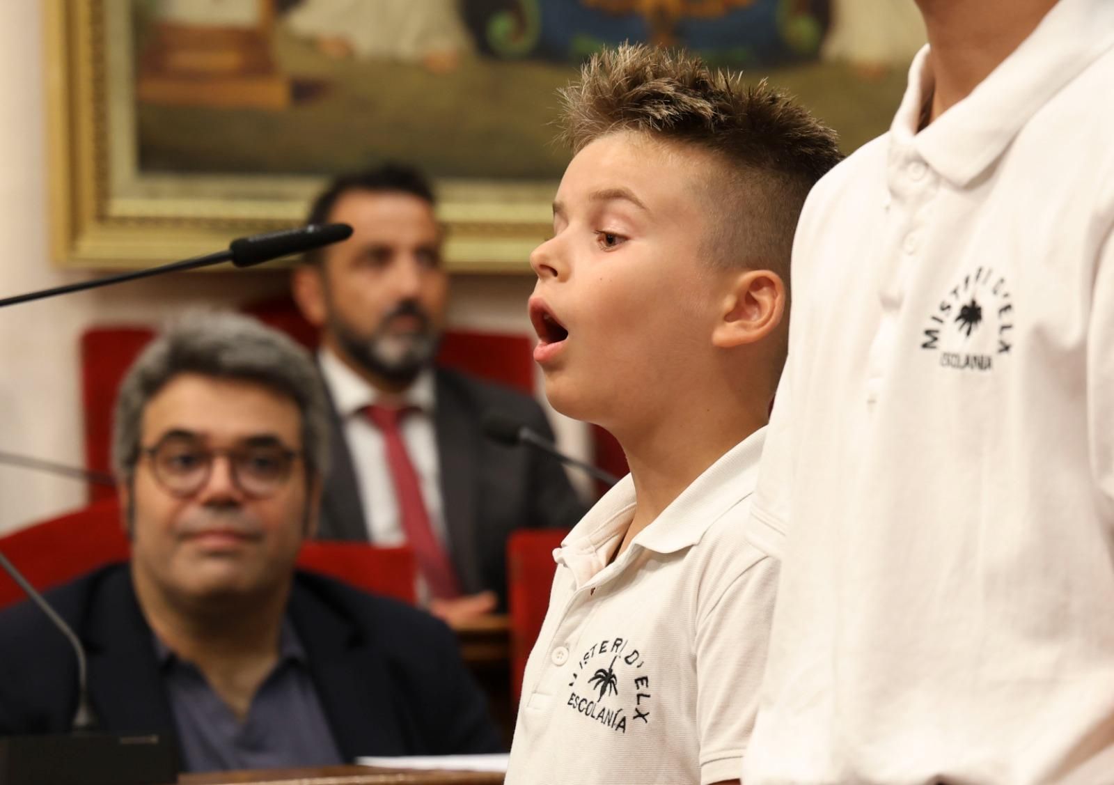 Las voces de los niños del Misteri resuenan y emocionan en el Salón de Plenos de Elche