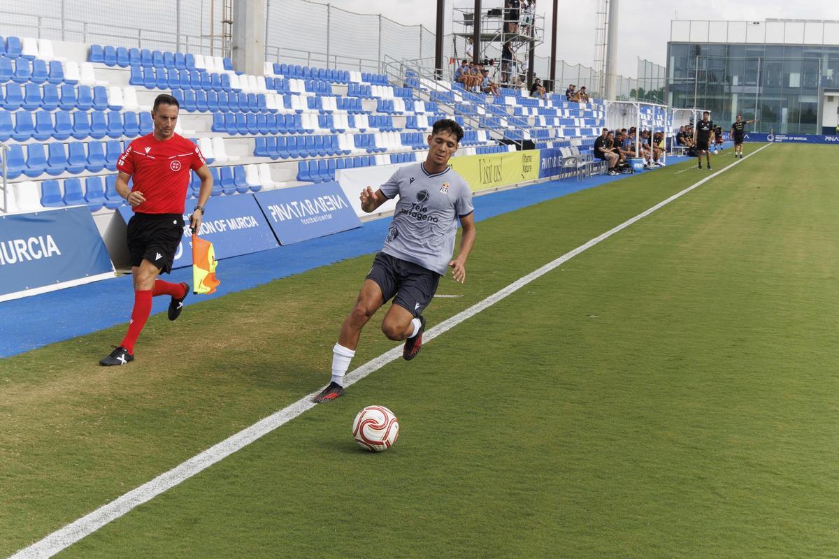 Abdel-Lah, muy activo durante la primera mitad por banda derecha.