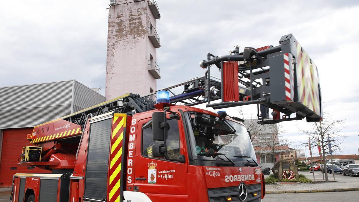 Un camión de bomberos en el parque de Roces.