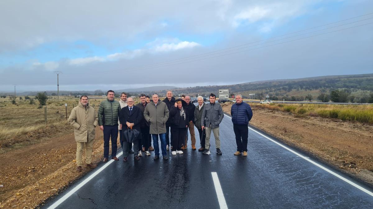 Autoridades provinciales y locales posan en la carretera tras su renovación.