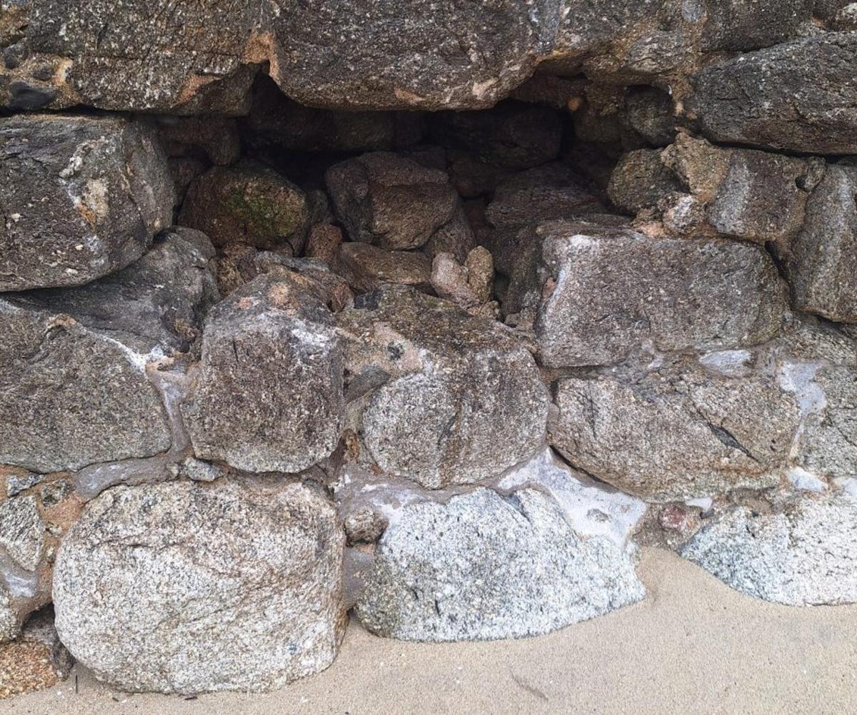 Uno de los huecos que dejan parte de la piedra sobre el aire. | FDV