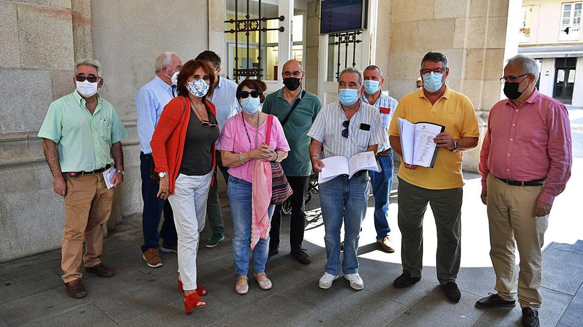 Miembros de la entidad de O Castrillón, con ediles de PP, Marea, BNG y Podemos en María Pita. |