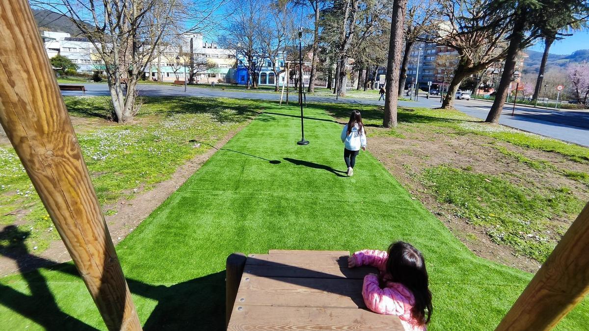 La zona de la tirolina del parque de Arriba, con el suelo de césped artificial instalado.