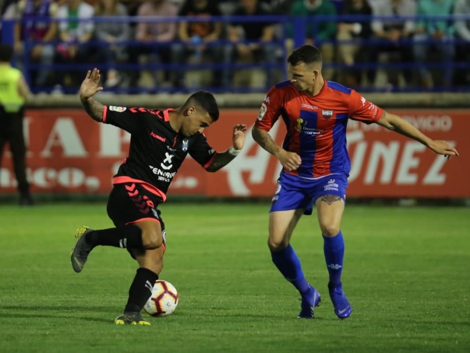 El CD Tenerife al borde del abismo tras perder ante el Extremadura