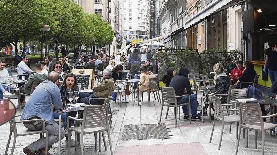 Terrazas de los establecimientos de la plaza de Vigo. víctor echave