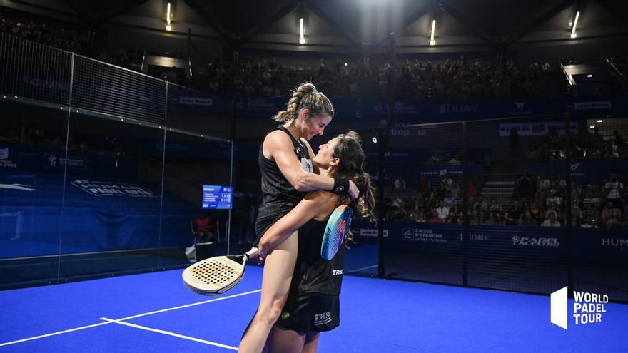 Gemma Triay y Alejandra Salazar festejan la victoria.