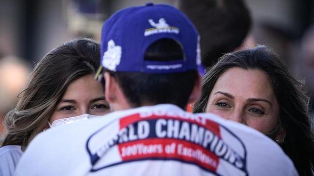 zentauroepp55882847 joan mir campe n de motogp  con su novia alejandra a la izqu201116194400