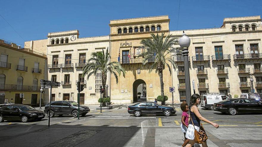 La fachada principal del Ayuntamiento de Elche, en la Plaça de Baix.