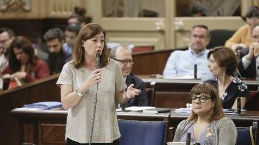 La presidenta del Govern interviene en el pleno de ayer.