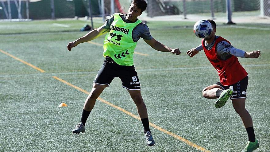 Júnior, del Real Murcia, durante un entrenamiento de esta semana en el Campus de Espinardo.