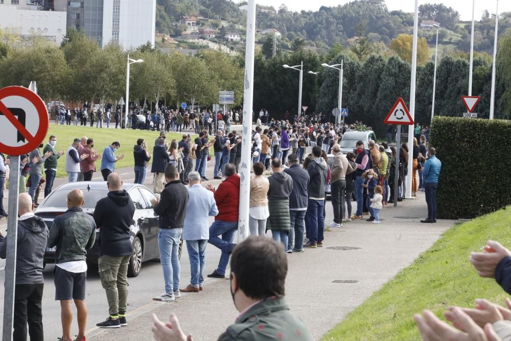 Más de mil personas despiden al hostelero gijonés Floro Gordillo con una cadena humana.