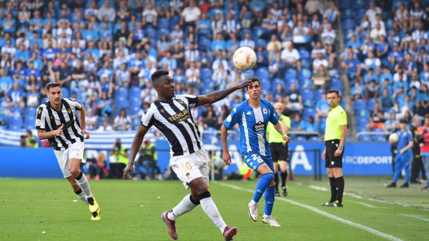 Koné controla un balón durante un lance del encuentro