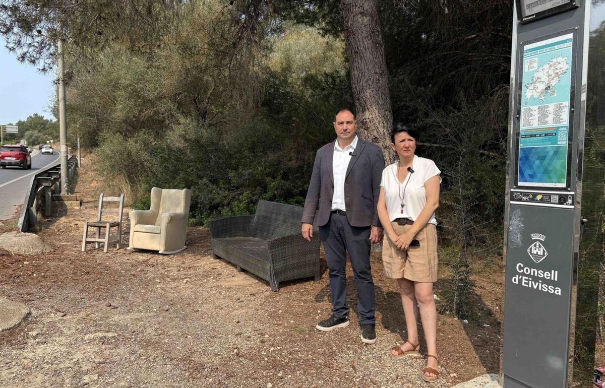 Víctor Torres y Elena López en la parada del cruce de los Cazadores, donde los usuarios han puesto asientos. | PSOE