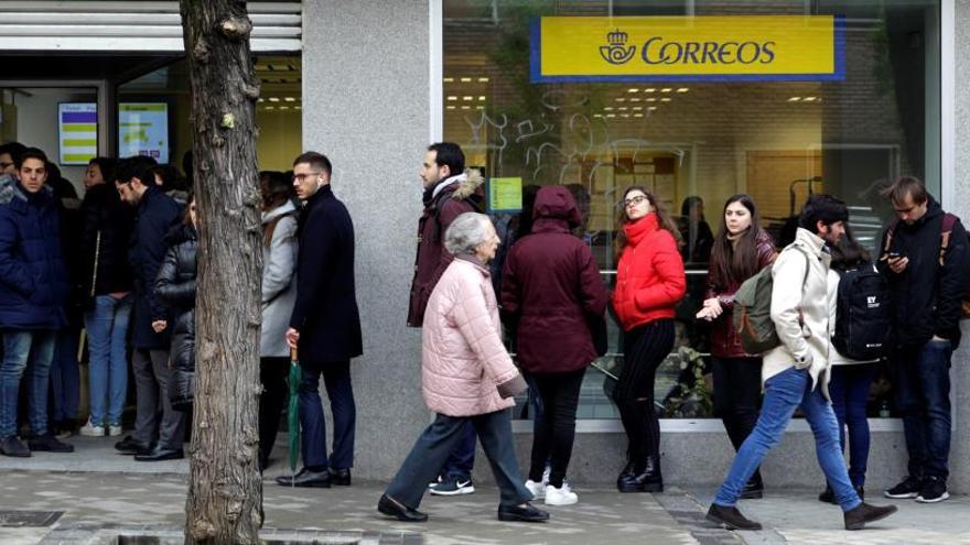 Colas en una oficina de Correos.