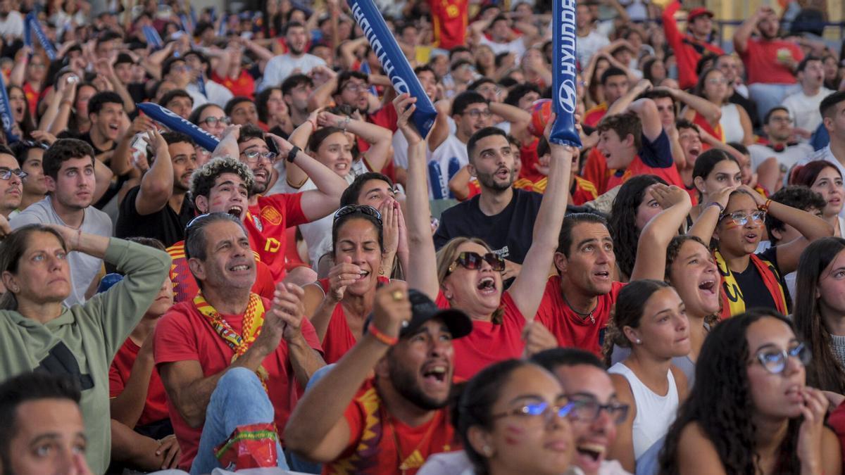 Afición española viviendo el cruce de España-Portugal en el CC Los Alisios