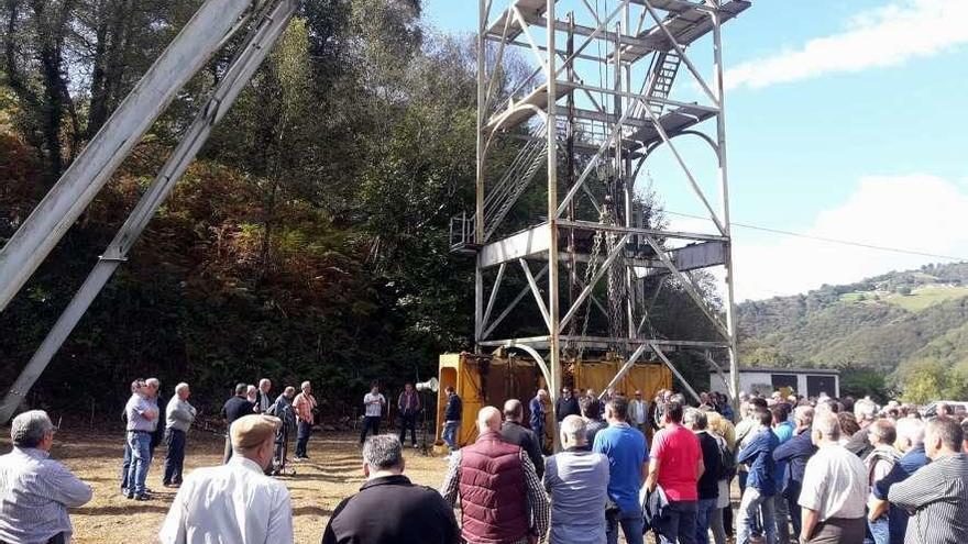 Extrabajadores del pozo Tres Amigos, ayer, visitando las instalaciones tras su limpieza.