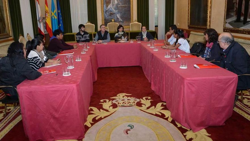 Guatemaltecos y miembros de Seronda, en el Ayuntamiento.