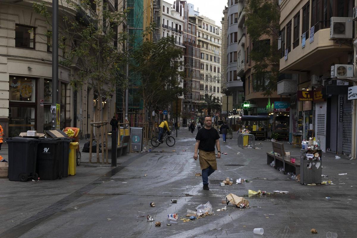 Las calles del centro amanecen cubiertas de suciedad.