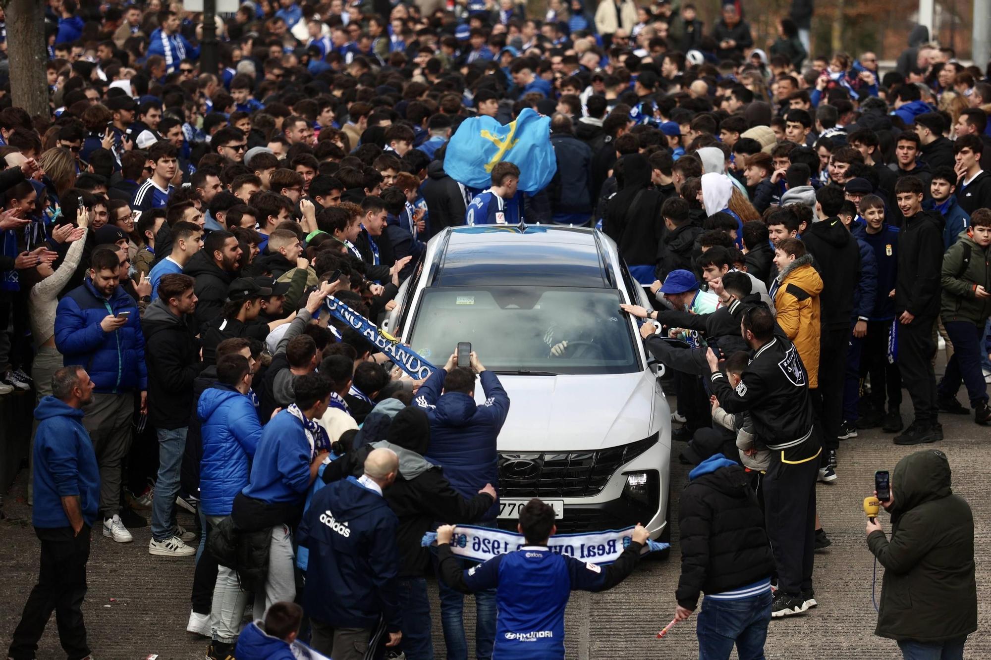 La salida de los jugadores del Real Oviedo del Carlos Tartiere en imágenes