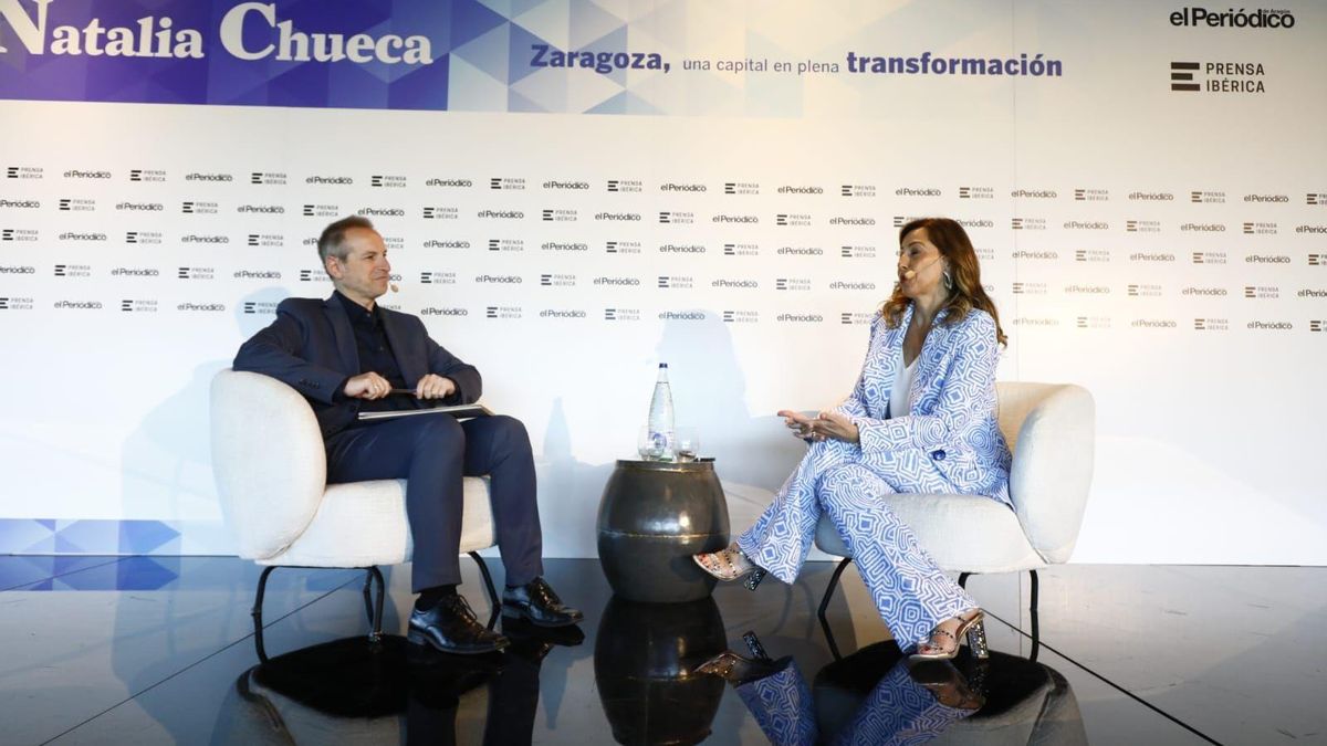 La alcaldesa de Zaragoza, Natalia Chueca, con el director de EL PERIÓDICO DE ARAGÓN, Ricardo Barceló, este viernes.