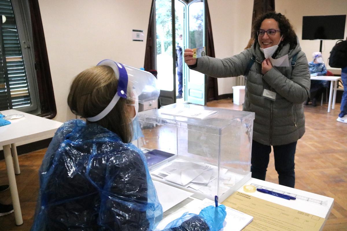 Una mujer vota en la simulación de elecciones del 14-F que se ha llevado a cabo en la Masia Freixa de Terrassa.