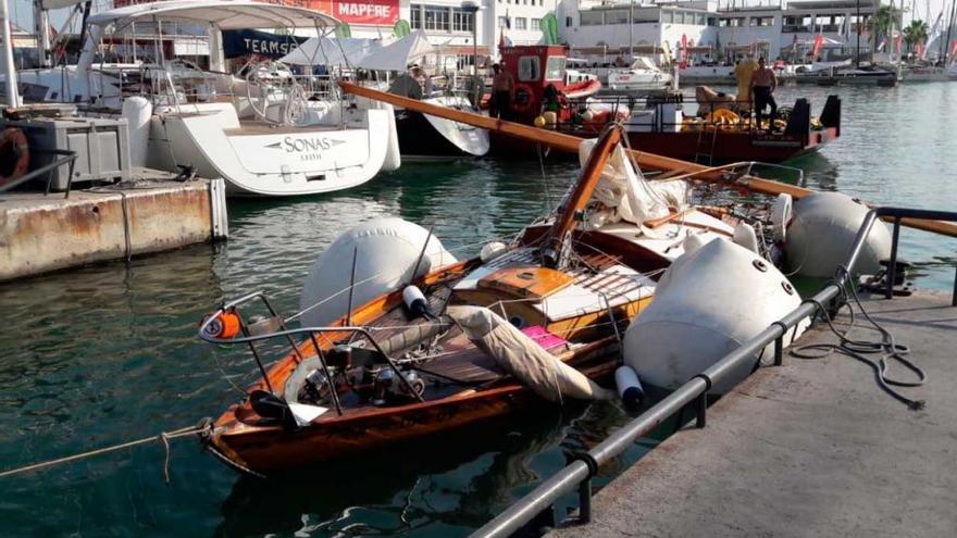 Reflotan un velero hundido al abordarle un pesquero en el Puerto de Palma