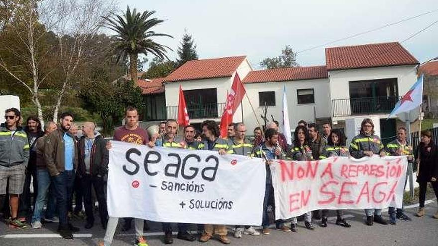 Concentración de ayer en Salcedo. // Rafa Vázquez