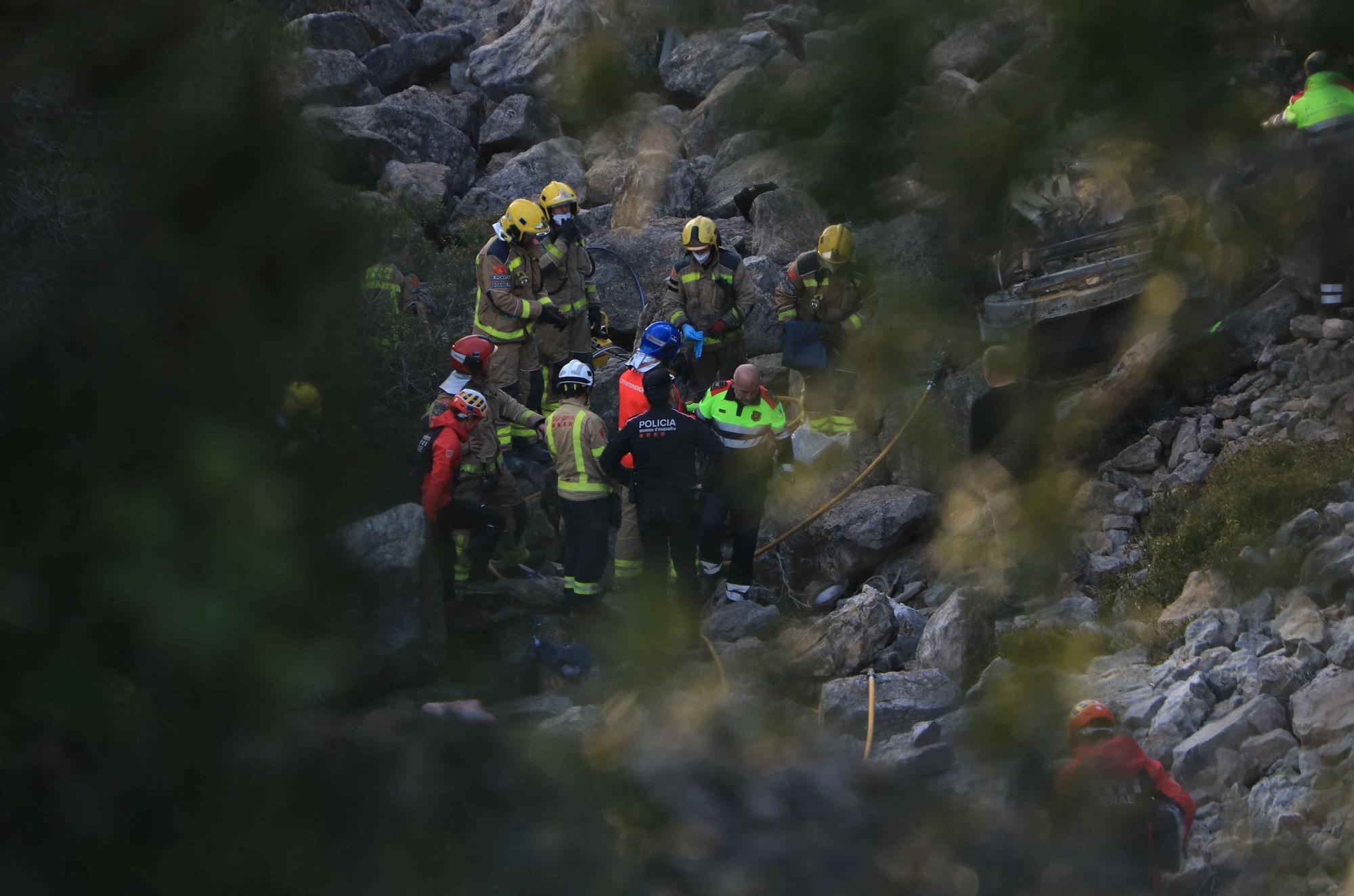 Tres menors morts i un ferit crític en caure un cotxe per un barranc al Perelló