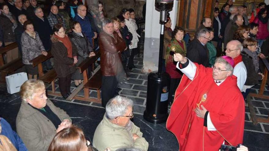 El obispo Juan Antonio Menéndez durante un acto de bendición a los asistentes en el santuario de Rionegro del Puente.